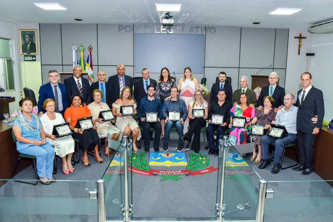 CÂMARA MUNICIPAL REALIZOU REUNIÃO SOLENE PROFESSOR EMÉRITO