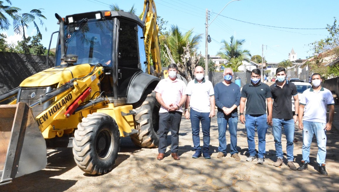 VEREADOR RENATO DUPONI ACOMPANHOU NA MANHÃ DE HOJE O INÍCIO DAS OBRAS DE MANILHAMENTO NO DISTRITO DE SÃO TIAGO.