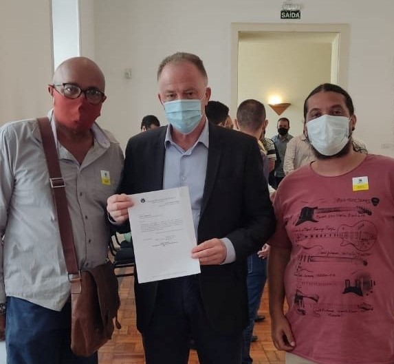 VEREADOR VALMIR SANTIAGO FAZ ENTREGA DE OFÍCIO AO GOVERNADOR SOLICITANDO A REABERTURA DOS LEITOS DE UTI COVID NO MUNICÍPIO. 