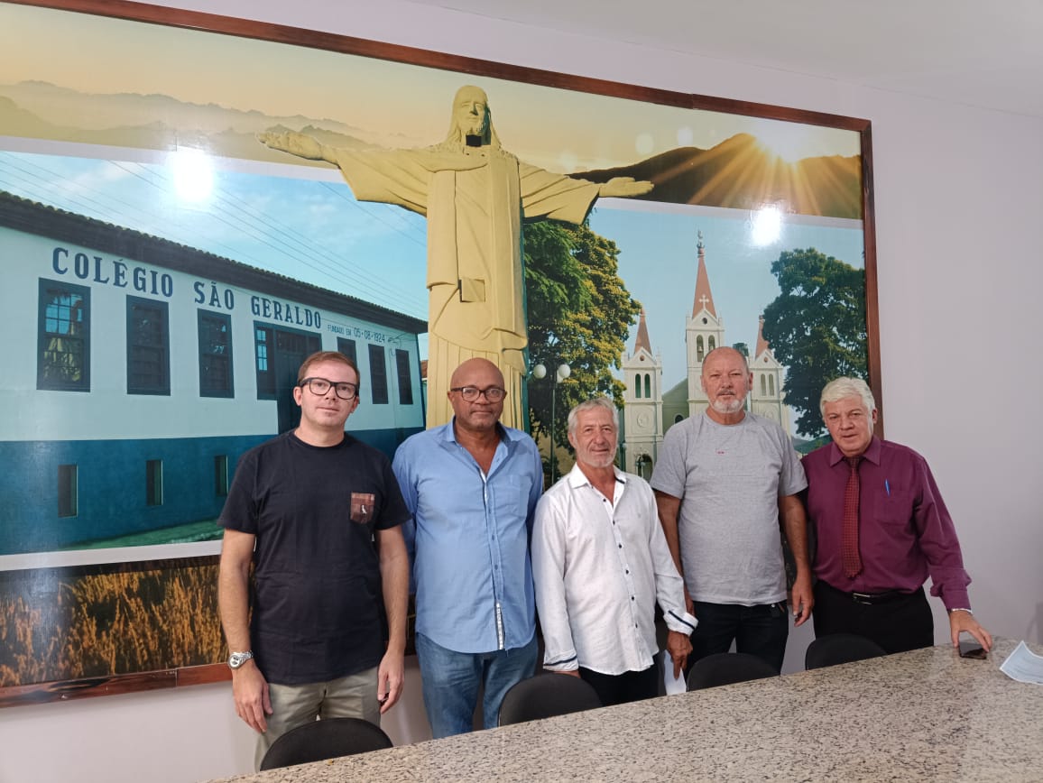 PRESIDENTE VALMIR SANTIAGO RECEBE VISITA DOS VEREADORES DO MUNICÍPIO DE MUQUI-ES.