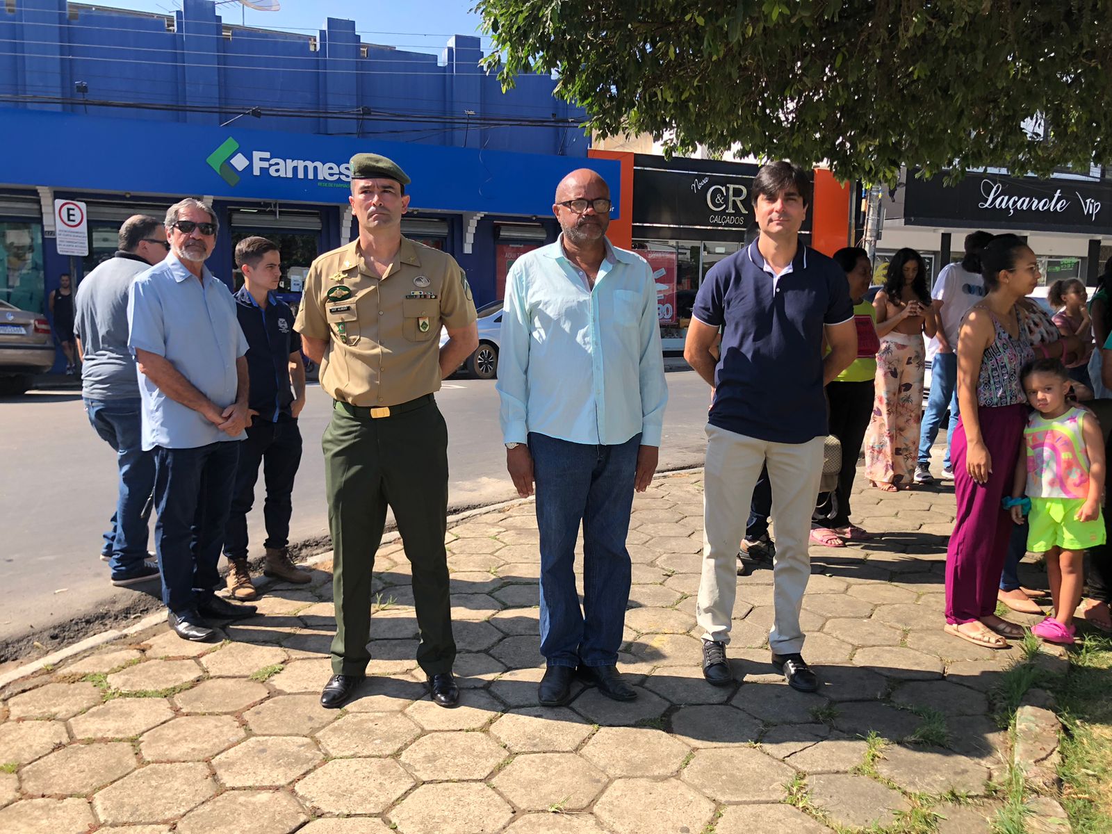 PRESIDENTE DA CÂMARA VALMIR SANTIAGO MARCA PRESENÇA EM SOLENIDADE COMEMORATIVA AO DIA DA BANDEIRA.